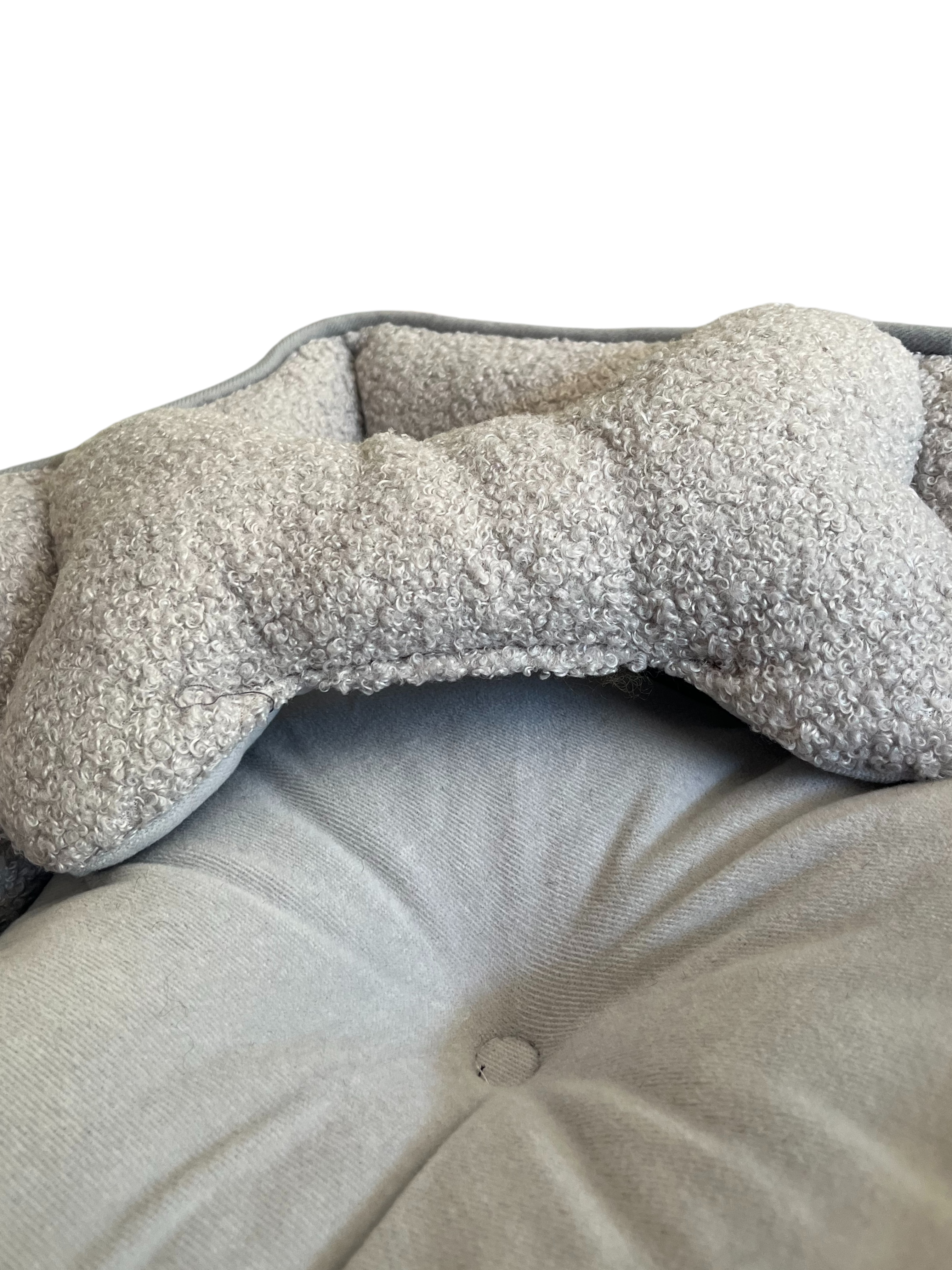 KIT CAMA RECTANGULAR + COJIN GRIS 56X40X15CM